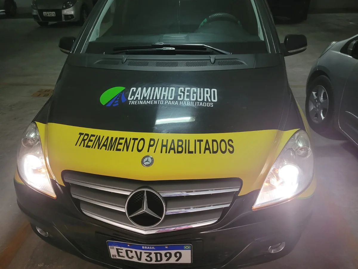 Frente do carro automático Caminho Seguro