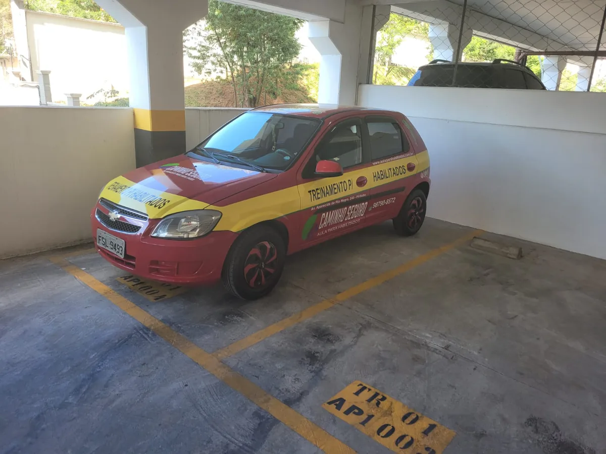 Carro manual Caminho Seguro em garagem