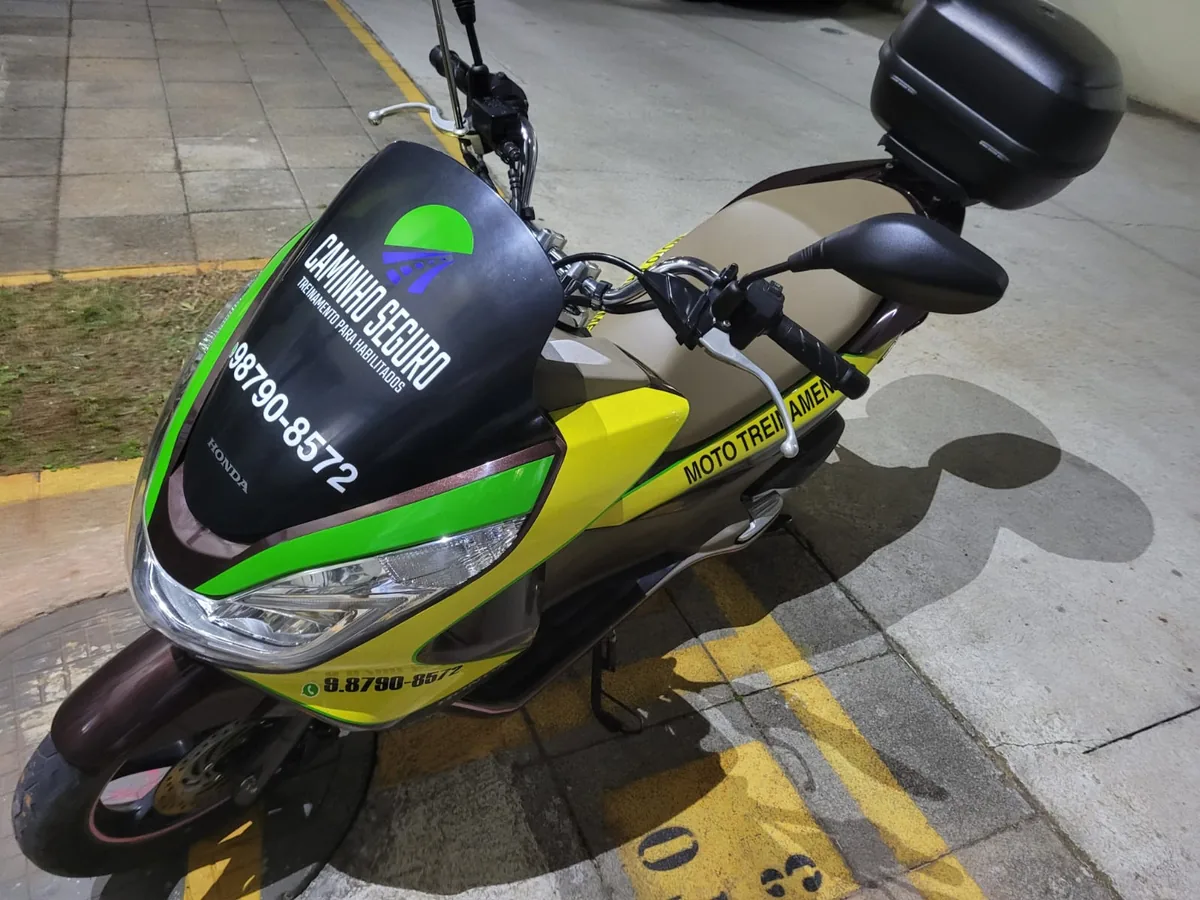 Moto Caminho Seguro adesivada